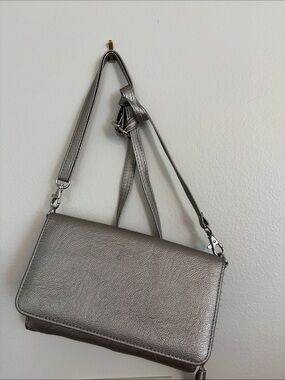 SafekeeperMetallic Silver Crossbody Shoulder Bag